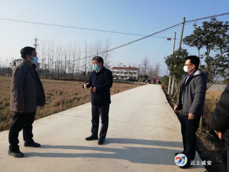 李文波在双溪桥镇暗访时强调,乡村疫情防控不能有丝毫麻痹大意