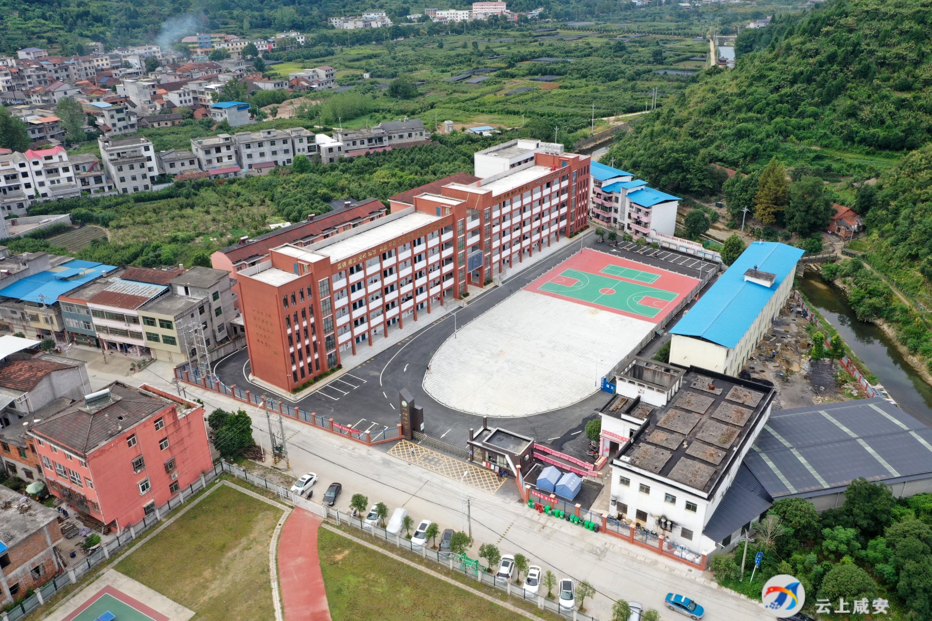 旧貌换新颜何功伟中学扩建后提容增质