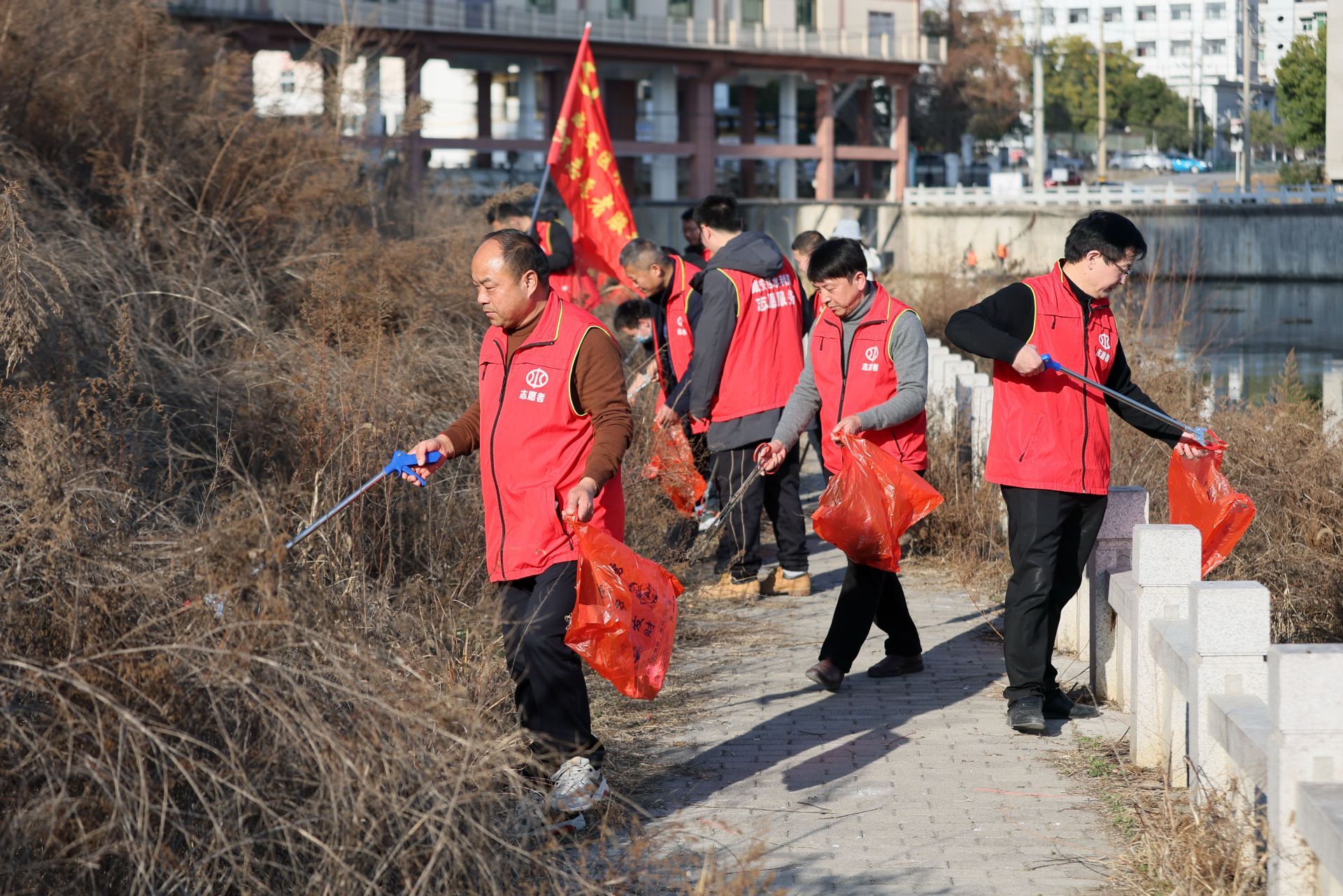 区水利和湖泊局开展新春“巡河、洁河”志愿行动