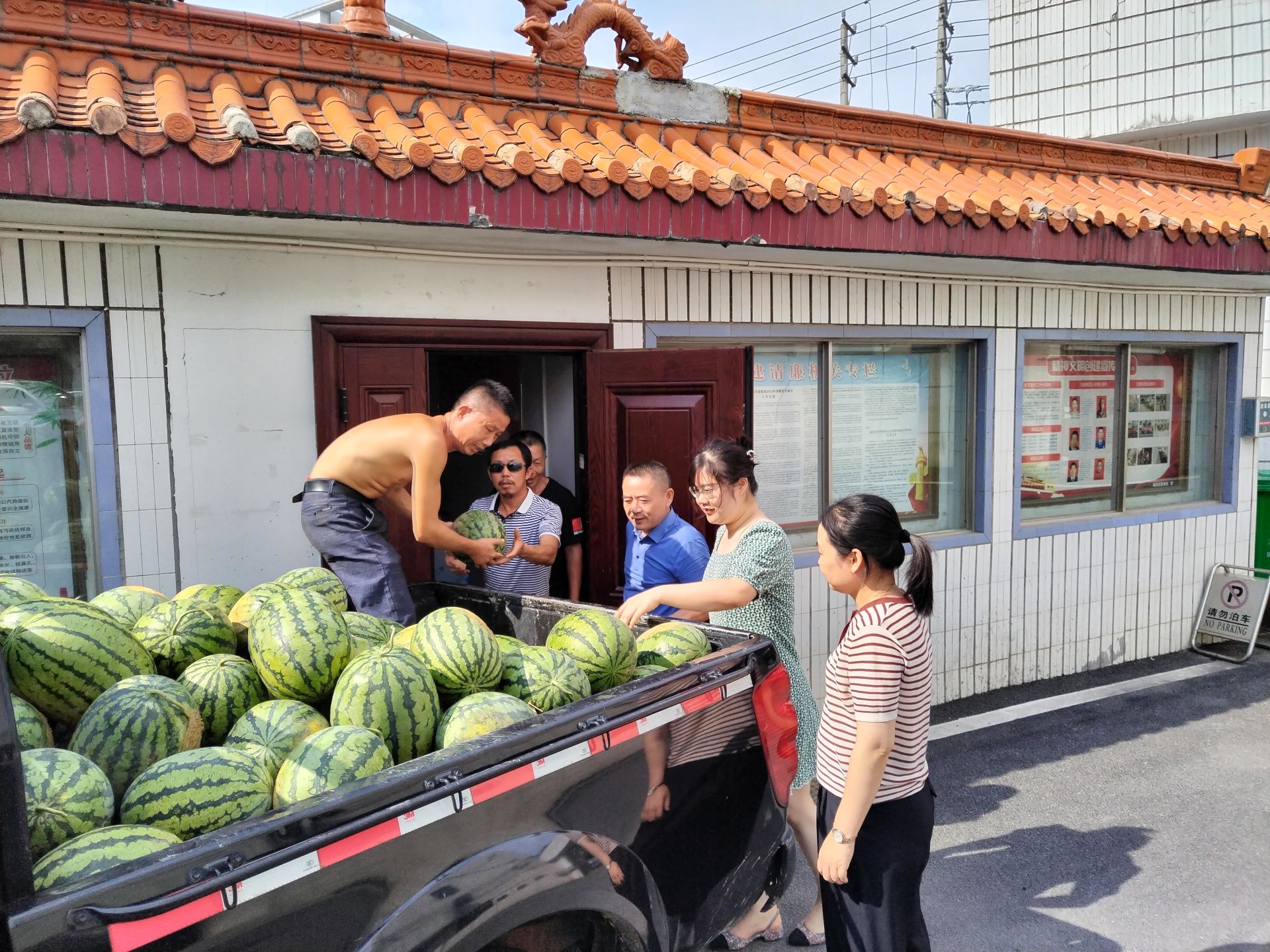 区医保局：为职工“送清凉” 为瓜农解忧愁